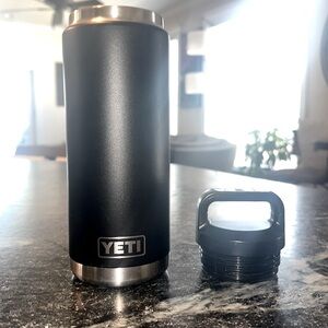 Yeti. 20 oz black and silver hot cold insulated Tumblr